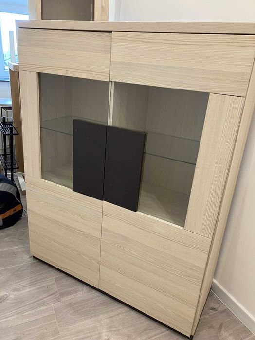 Regał przeszklony zamykane drzwiczkami cichy domyk samodomyk