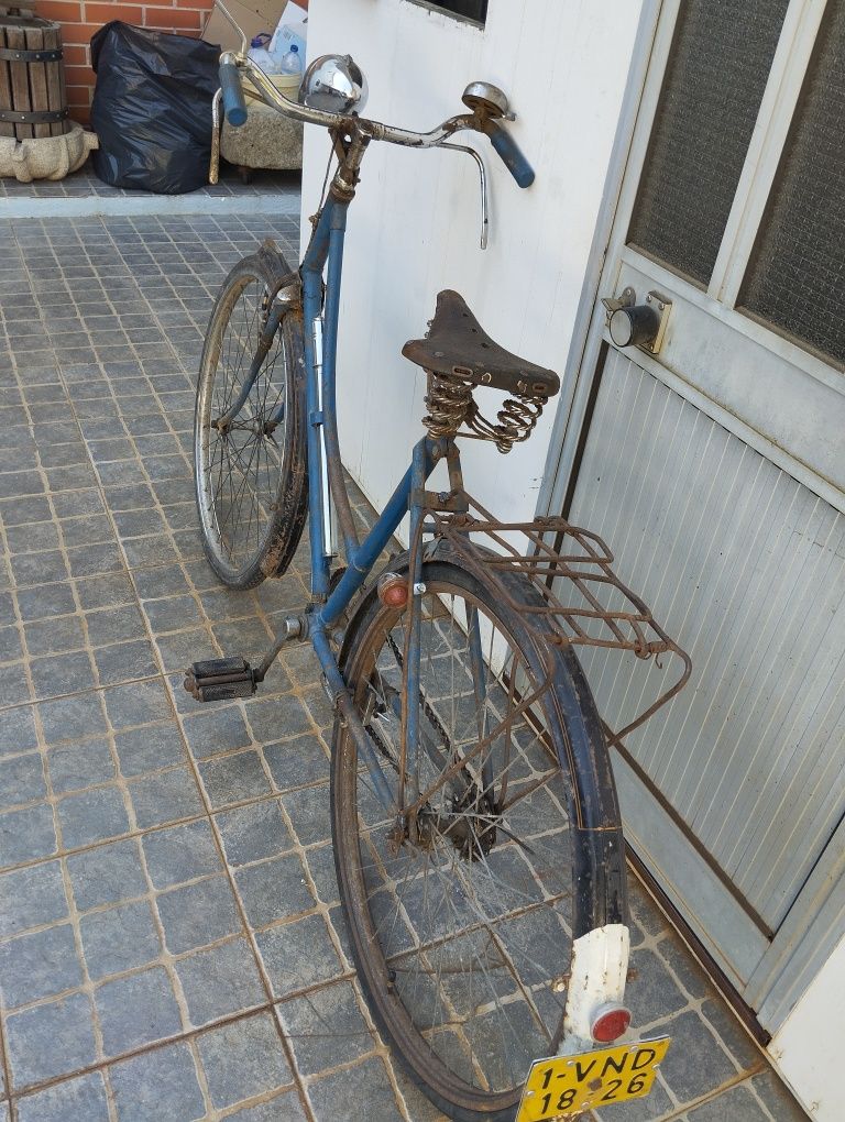 Bicicleta pasteleira antiga de senhora