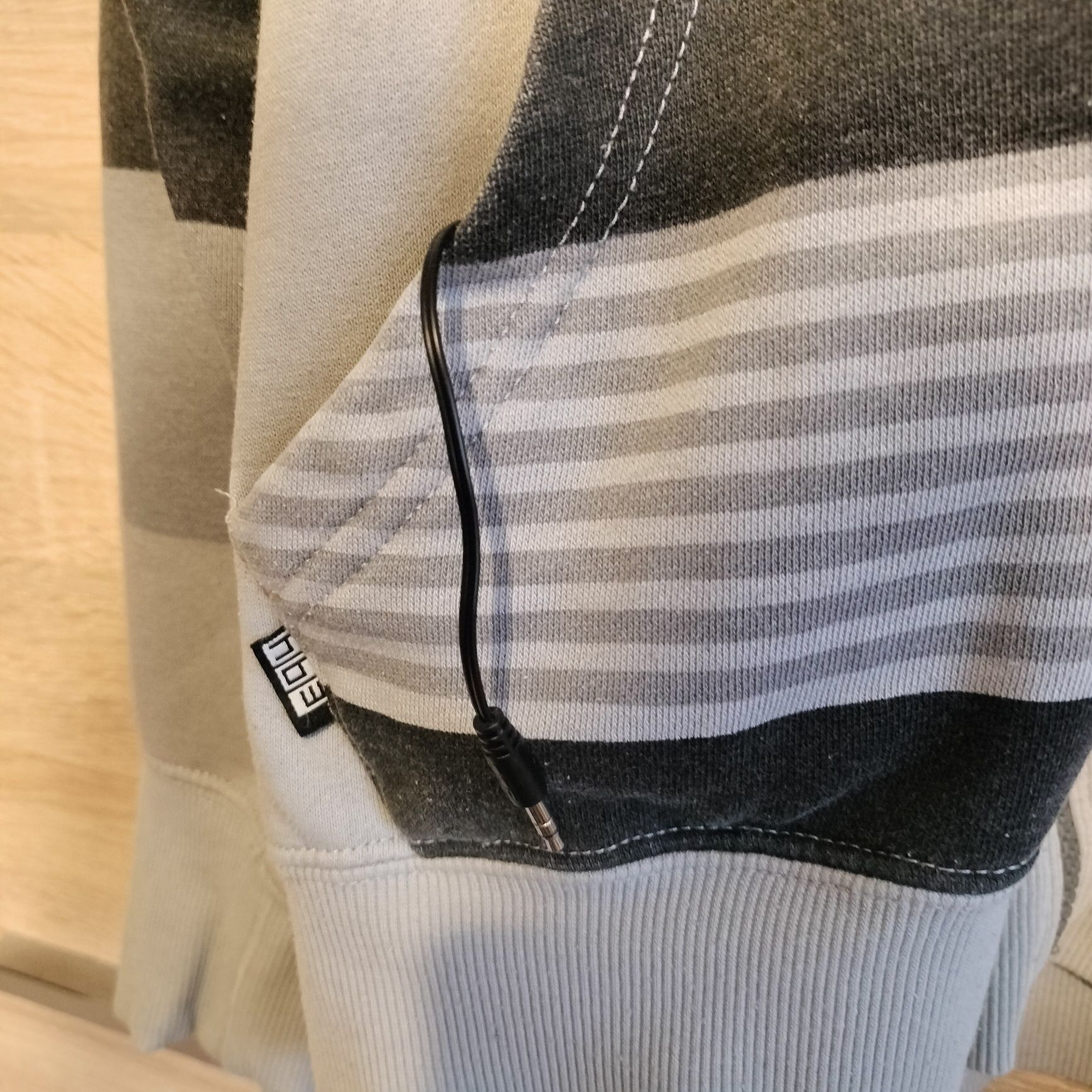 Oryginalna bluza ze sluchawkami w sznurkach.rXL