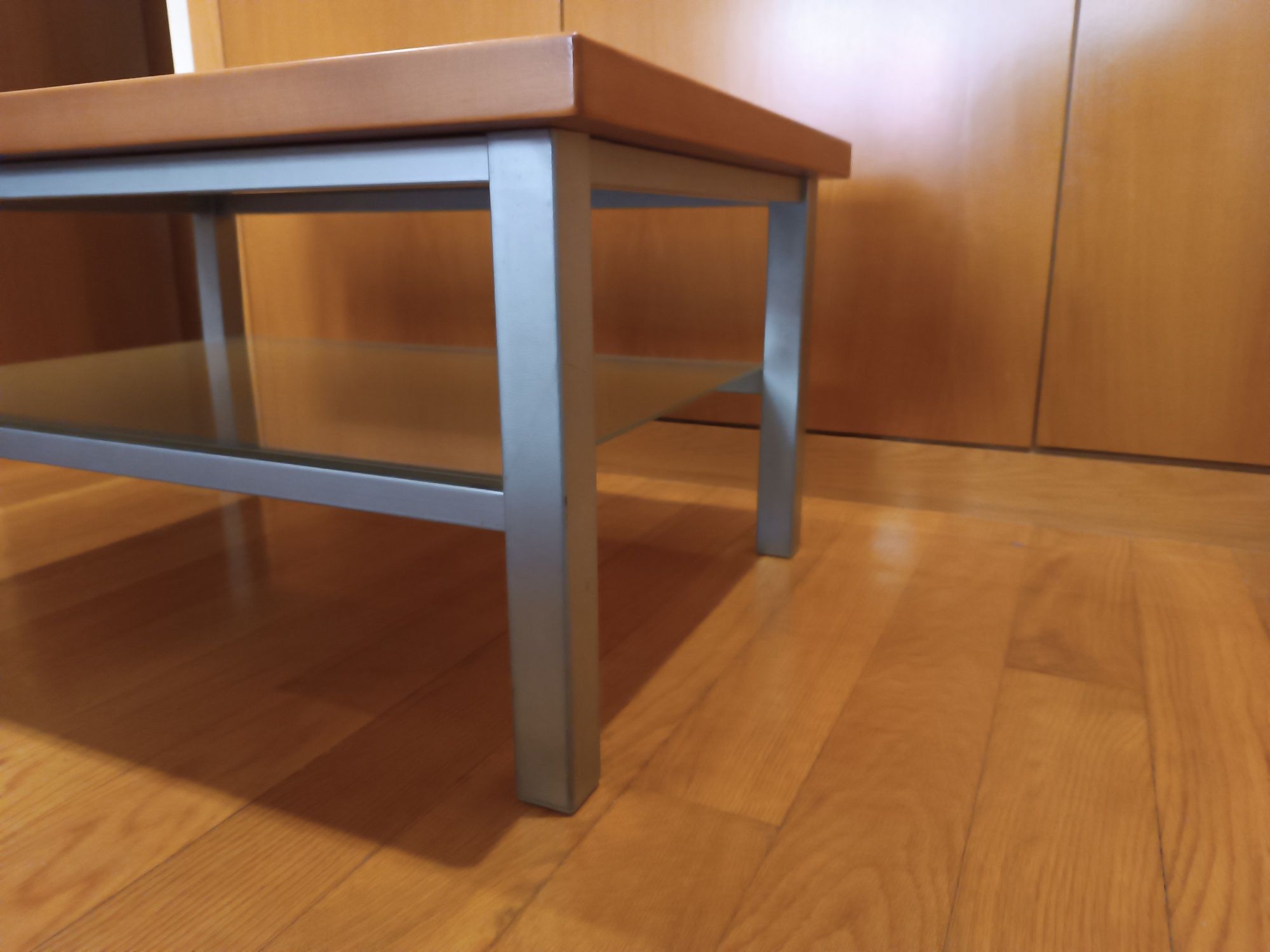 Mesa de centro com tampo de madeira