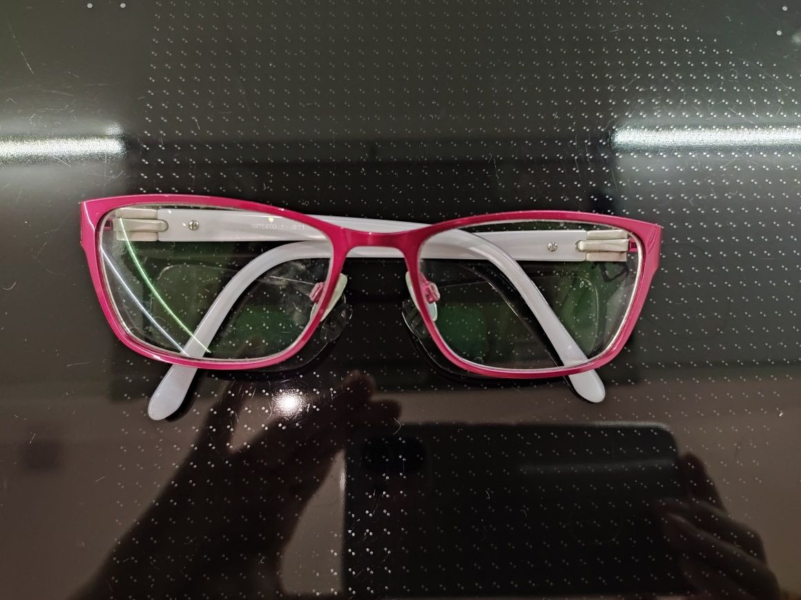 Okulary korekcyjne, oprawki ze szkłami -1, antyrefleks.