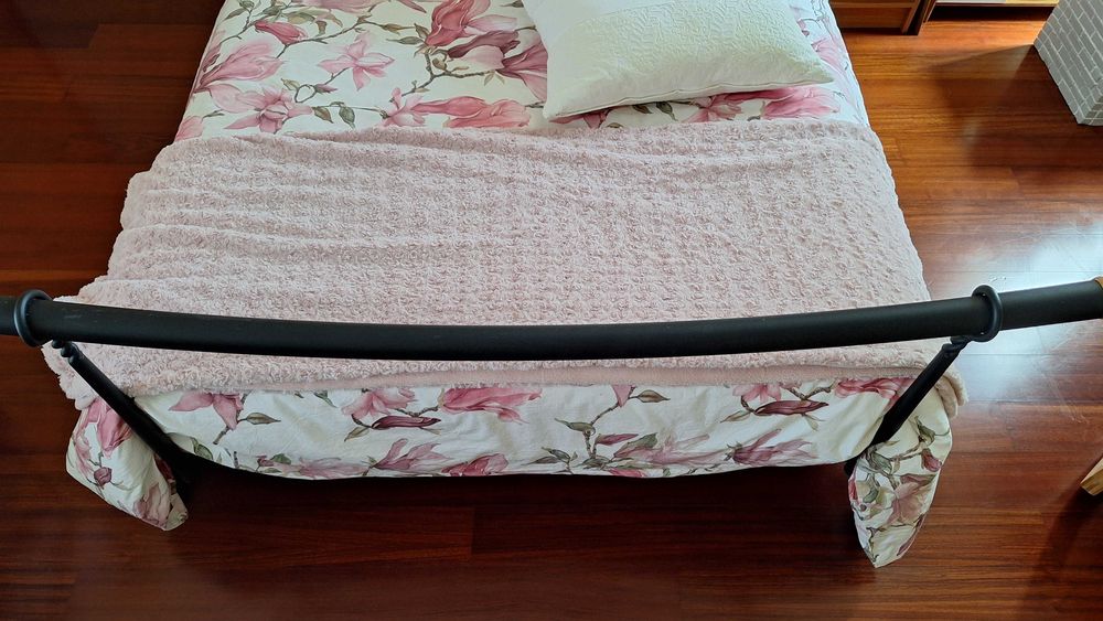 Cama de casal em metal