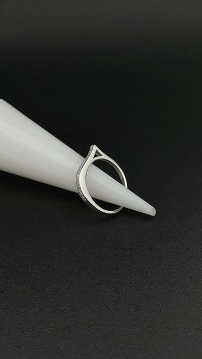 Pierścionek srebrny pr.925 z cyrkoniami r.19