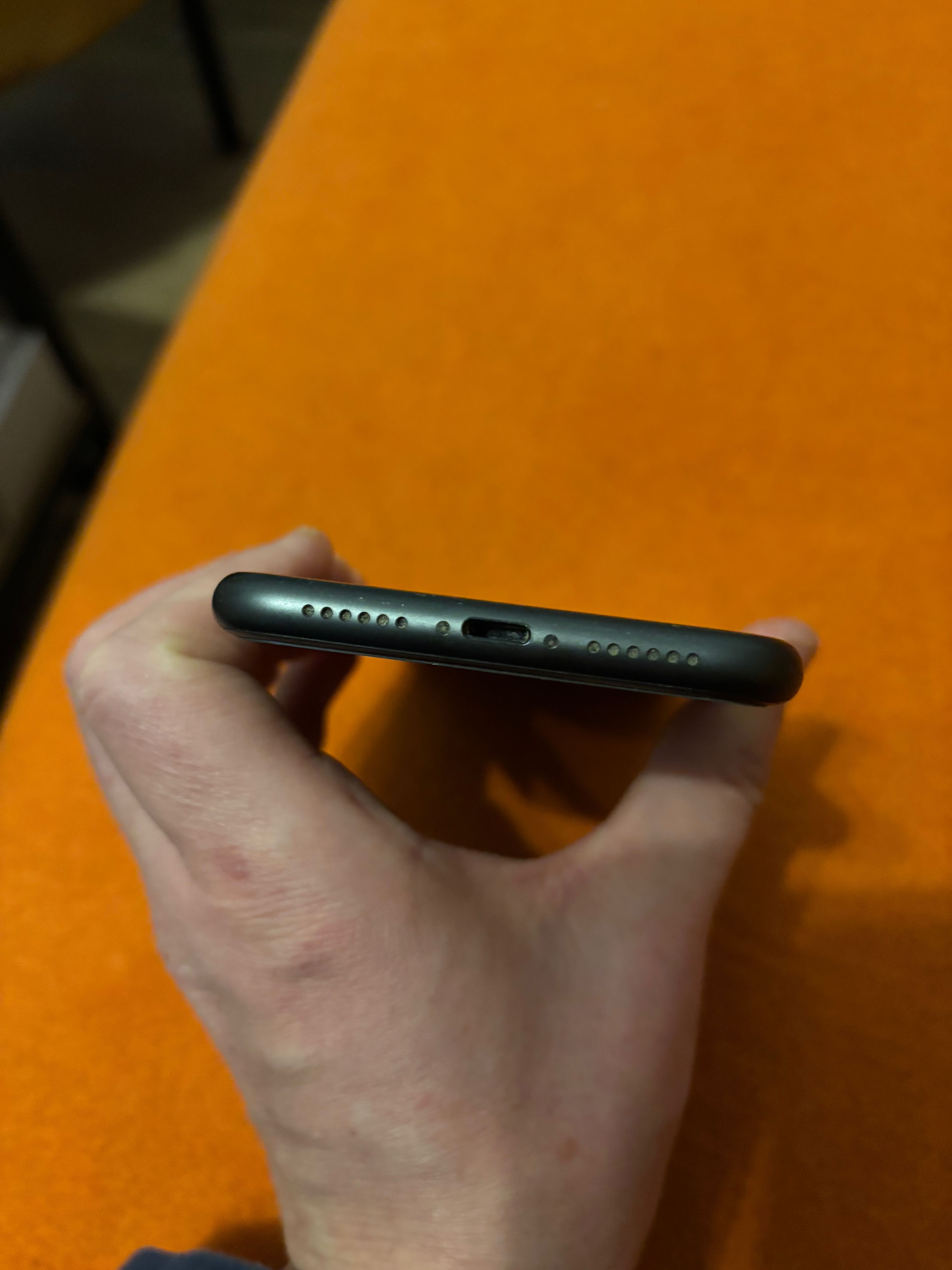 Sprzedam iPhone 11 64 GB – Bardzo Dobry Stan, Pełen Zestaw