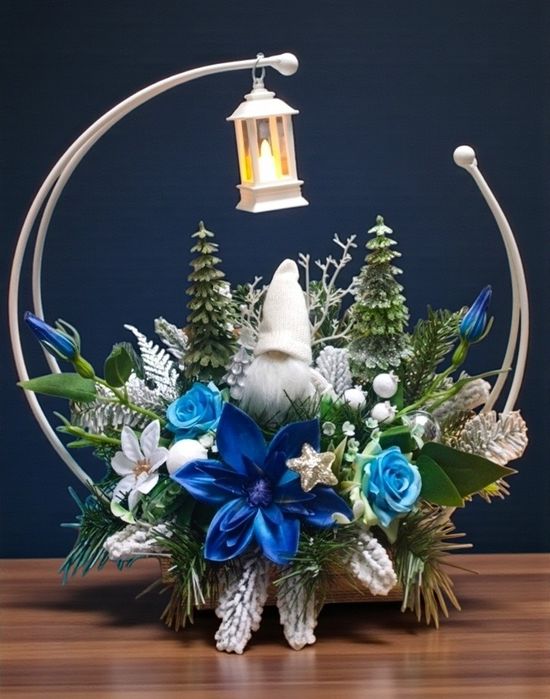 Stroik świąteczny , kompozycja z Skrzatem