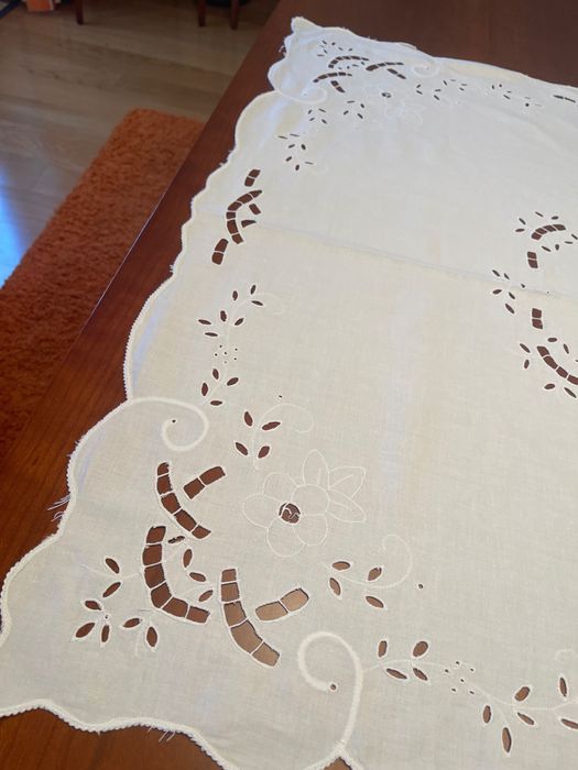 Toalha de mesa quadrada branca em meio linho 2