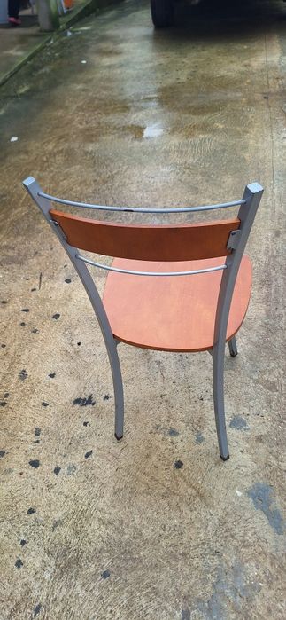 6 Cadeiras com tampo de madeira.