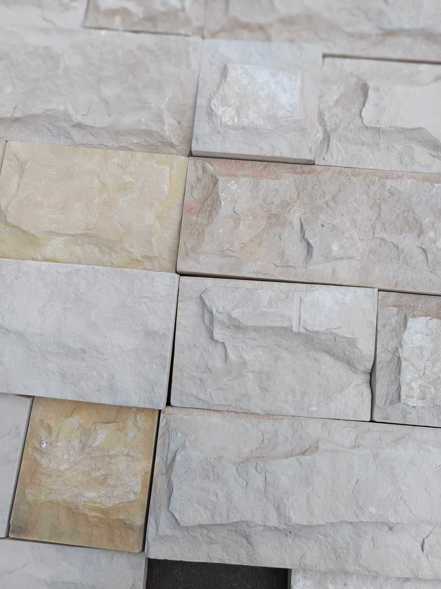 Piękny naturalny kamień elewacyjny.