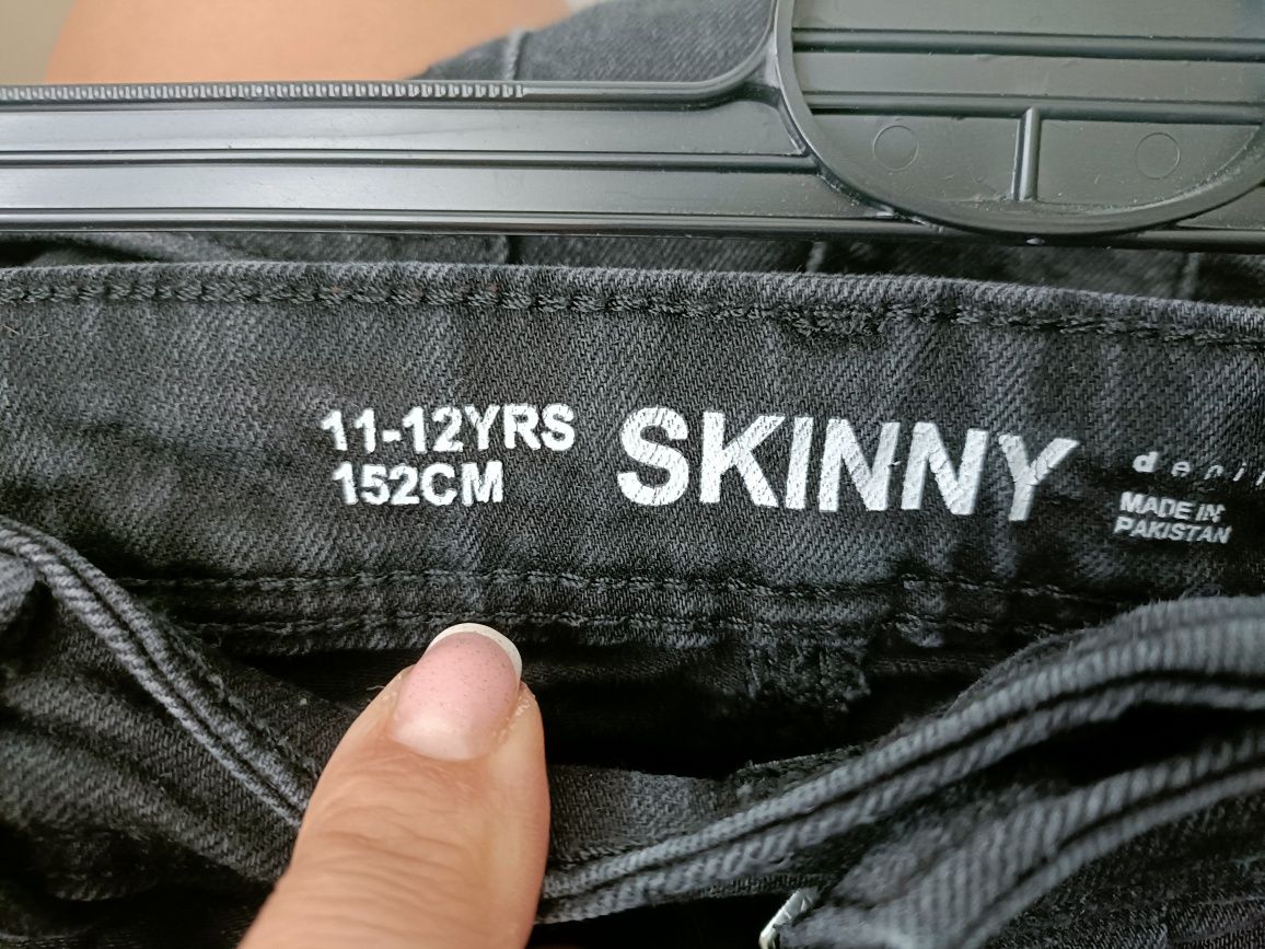 Spodenki jeansowe czarne szorty przecierane z dziurami r.152 gumowe