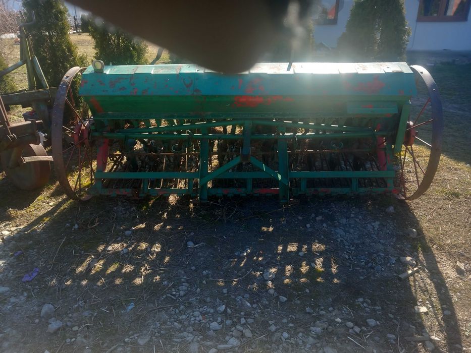 Siewnik zbożowy zawieszany