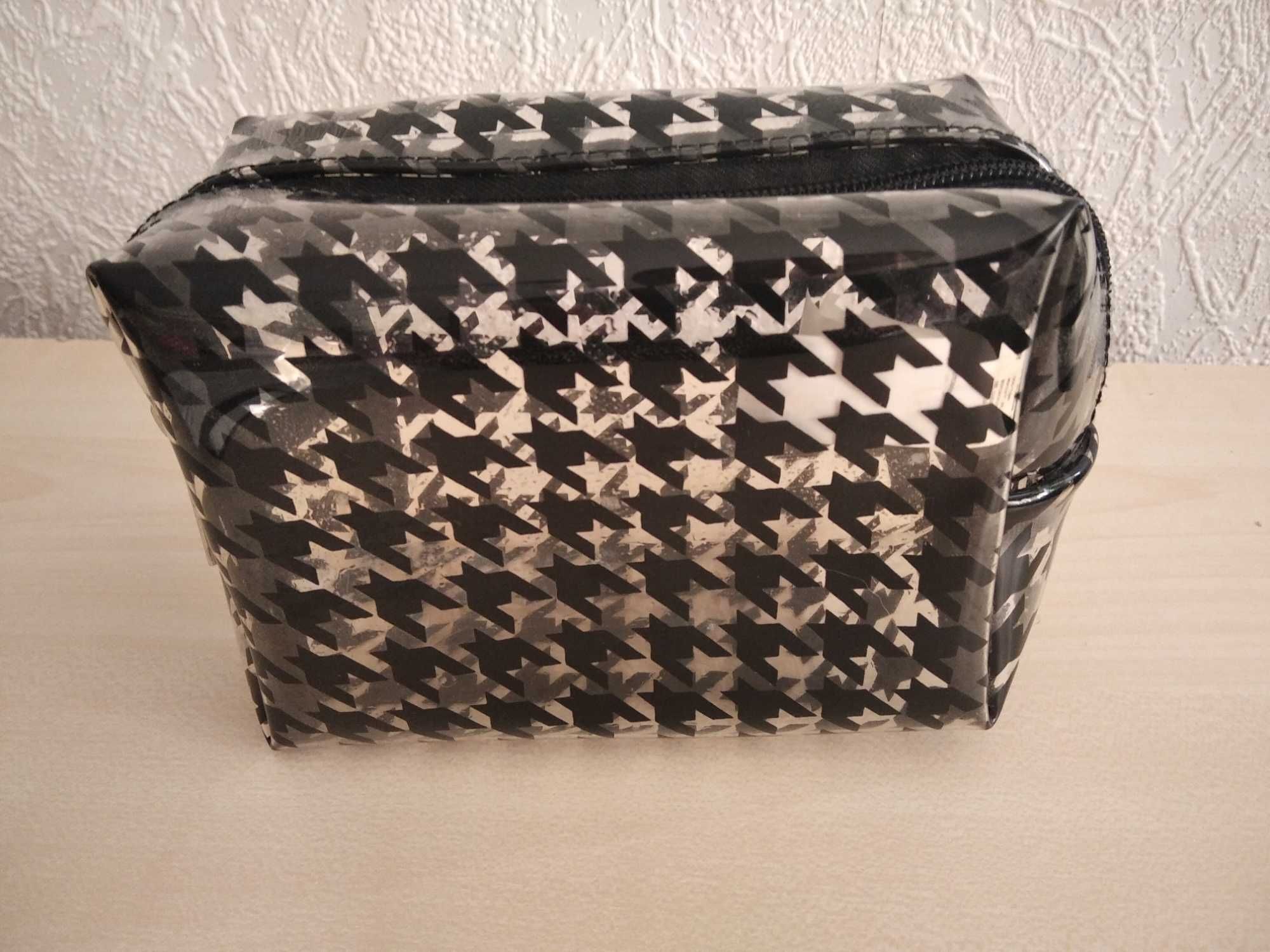 Kosmetyczka w czarne ciapki.