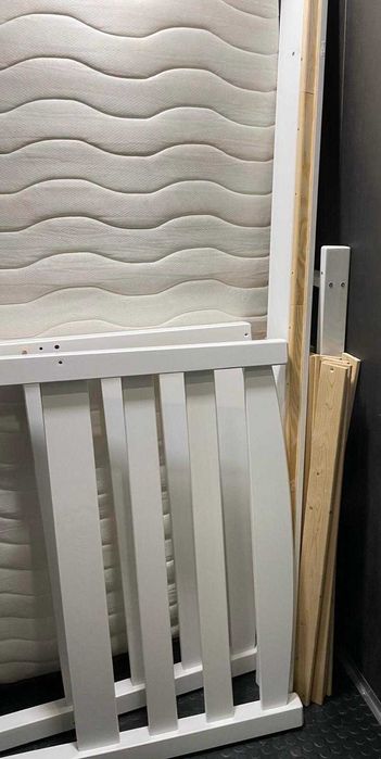 Cama branca e colchão solteito