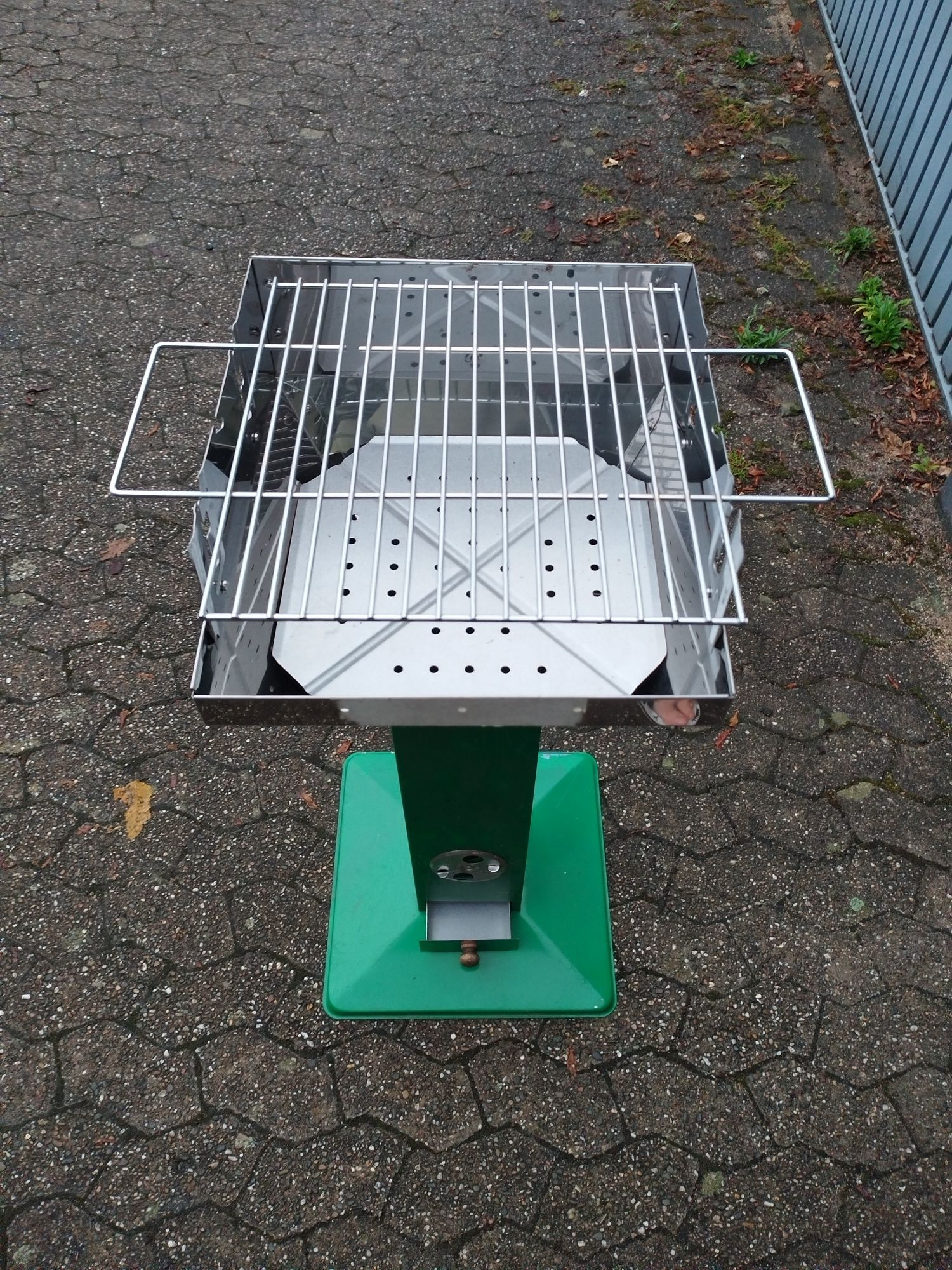 Grill węglowy wolnostojący