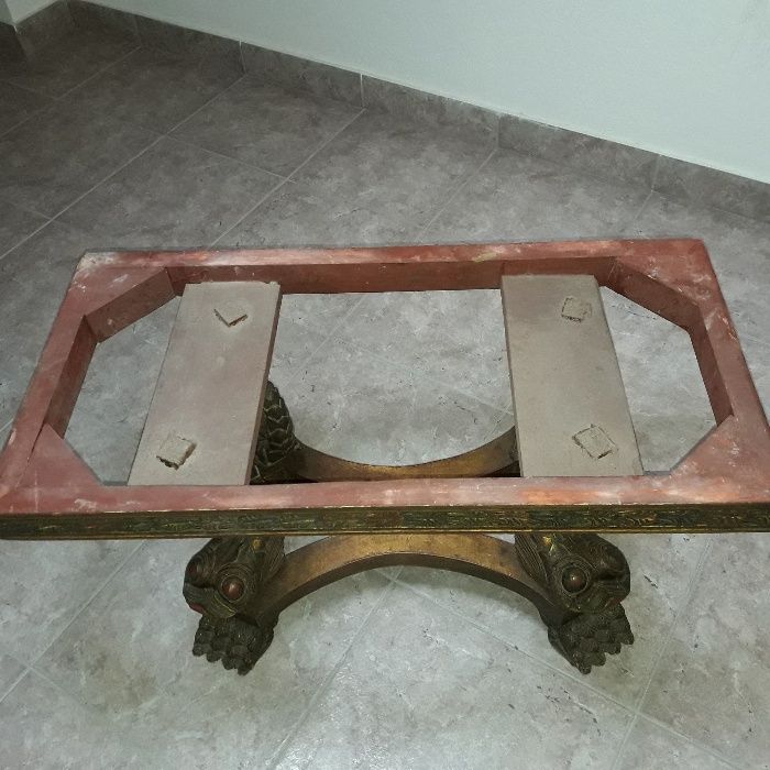 Mesa baixa em mármore e madeira