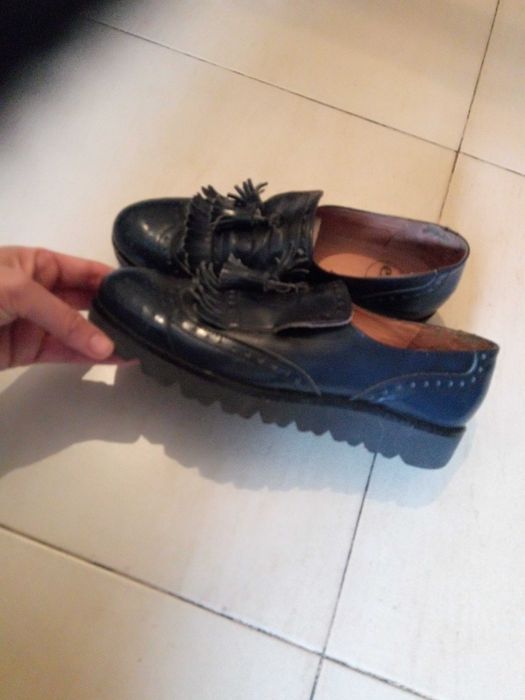 Sapatos completamente novos. De pele.Marca éxé