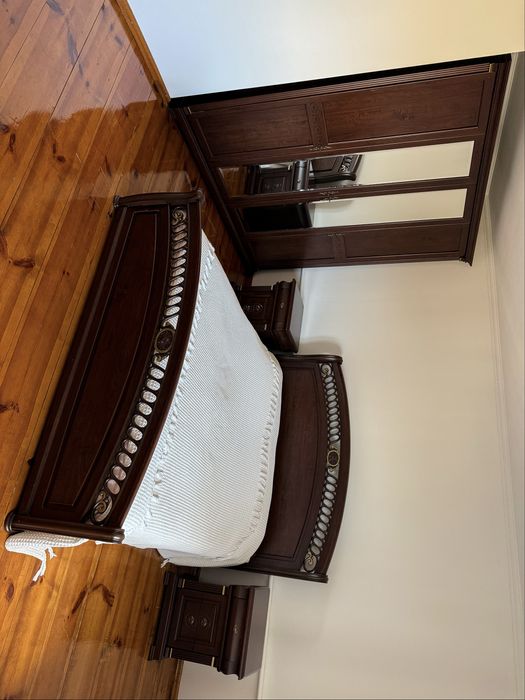 Спальний гарнітур ( ліжко, при﻿ліжкові тумби, комод, шафа), Б/у.