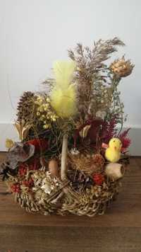 Eco dekoracja-kompozycja z suszonych roślin w wiklinowym koszyczku