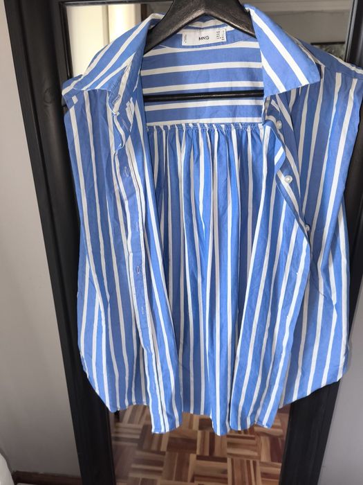 Camisa Mango às riscas azul e branca – moderna e elegante