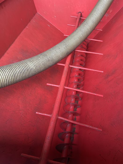 Reboque transportador de uvas com bomba de elevação