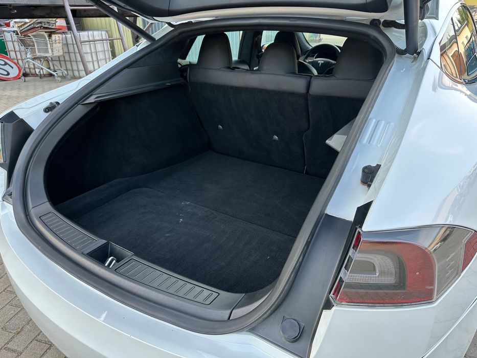 Wynajem auta Tesla Model S Dual Motor - od 160zł/doba