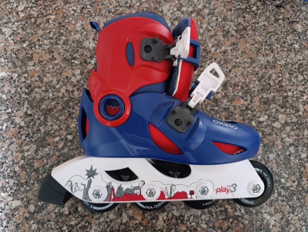 Dois pares patins em linha