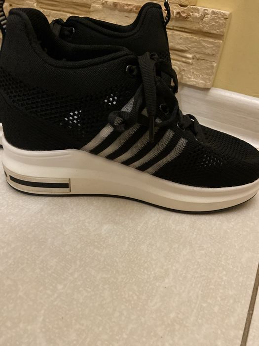 Отдам  бесплатно кроссовки 37 р 24,5 см