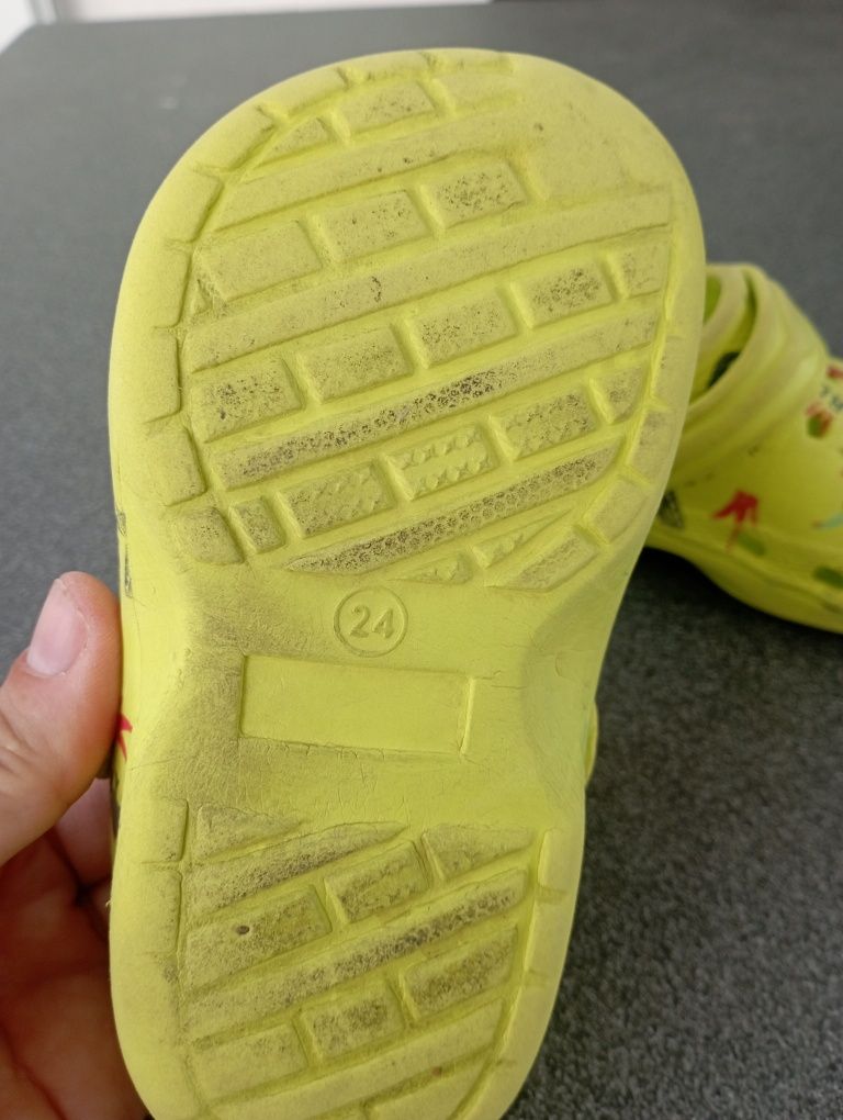 Oddam za 1 zł klapki typu crocs w rozmiarze 24