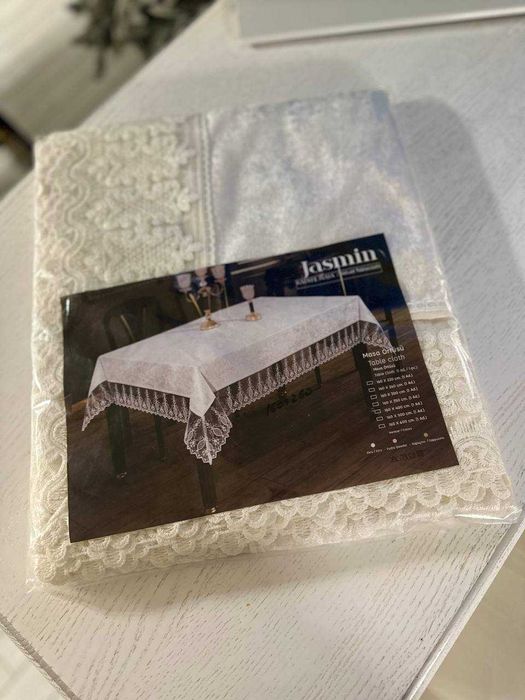 Скатерть бархатна  з молочним мереживом "Імператор", 120см х 150см