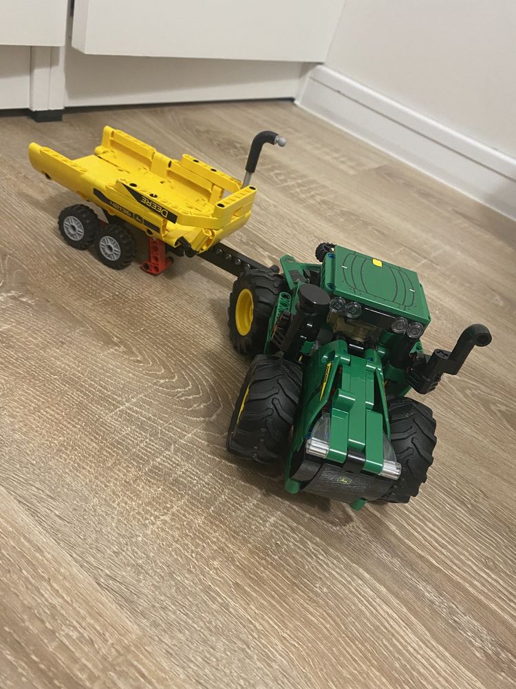 Klocki Lego Technic Ciągnik John Deere 9620R  z przyczepą 42136