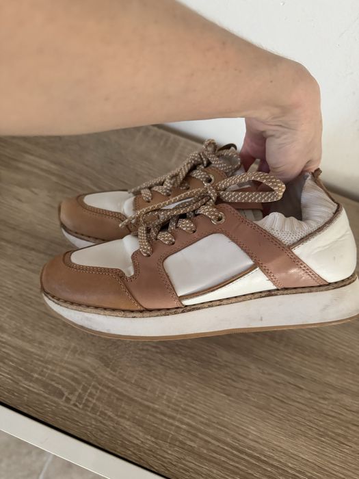 Buty skórzane w dobrym stanie. Wada widoczna na zdjęciu.