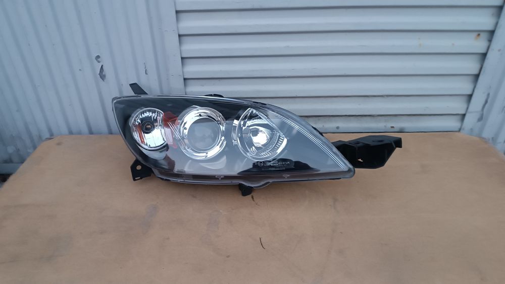 Vendo farol direito de Mazda 3 ano 2003/05