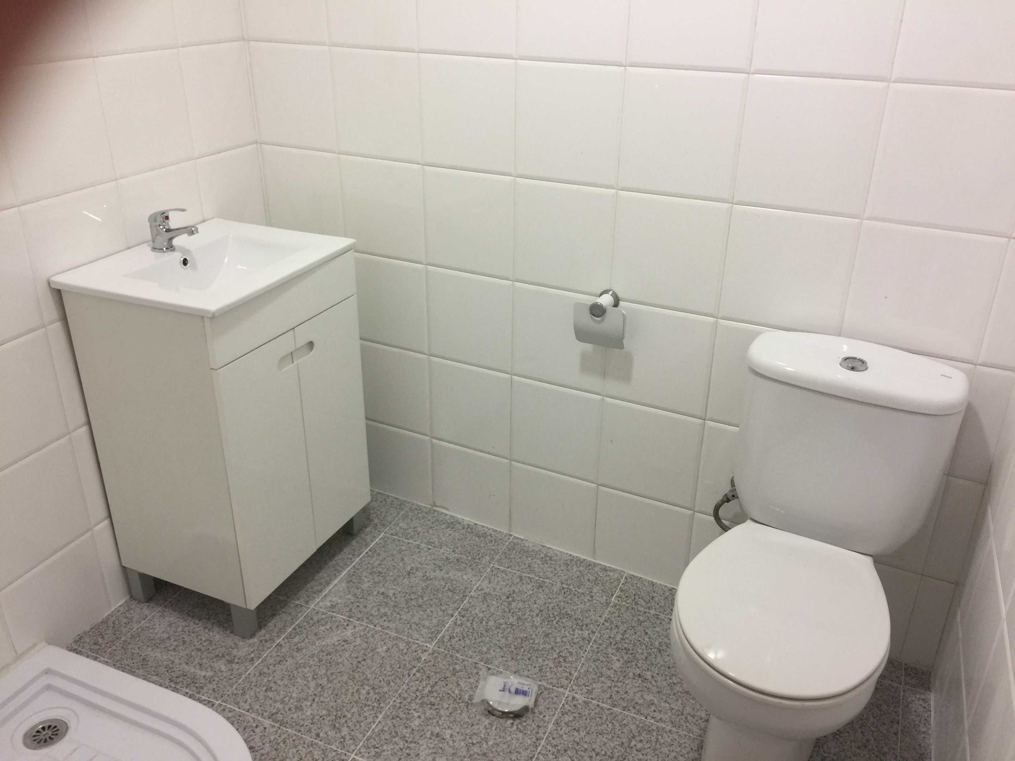 Almada, T2 sendo r/c com cozinha semi equipada