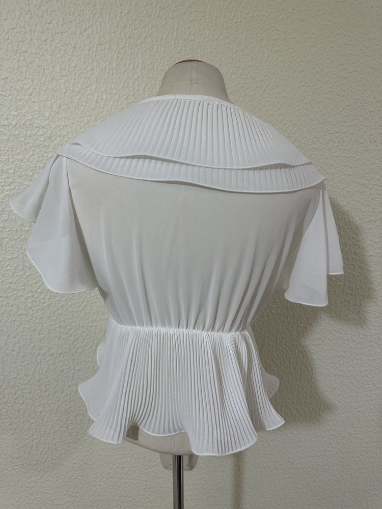 Blusa branca com folhos