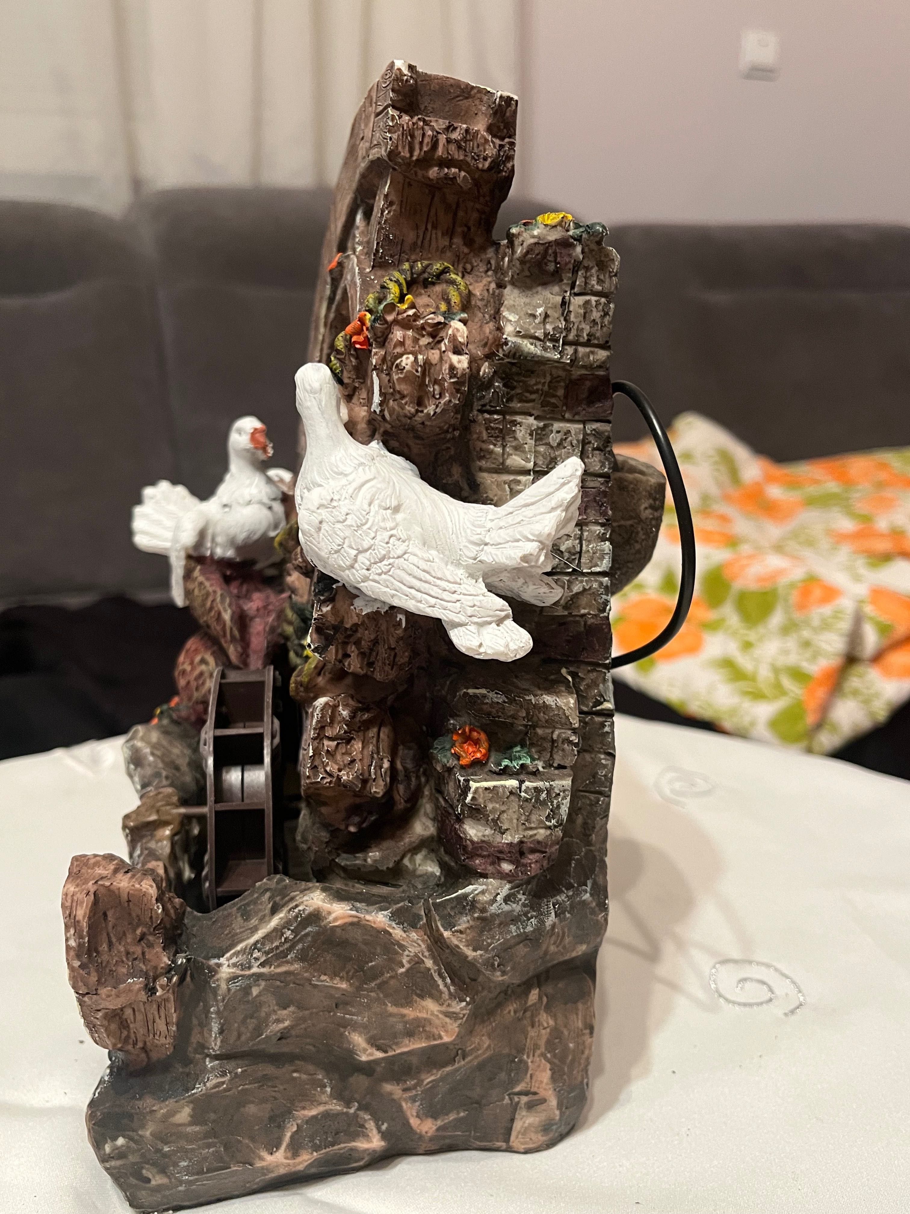 Zabawna fontanna figurki gołębi