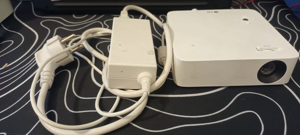 Projetor portátil LG CineBeam modelo PH30N