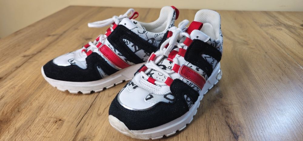 Продам пару жіночих кросівок DKNY