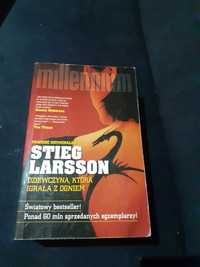Stieg Larson Dziewczyna, która igrała z ogniem (Saga Millennium  II)