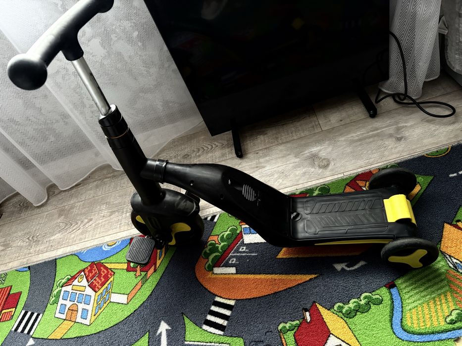 Слмокат, толкач з педалями