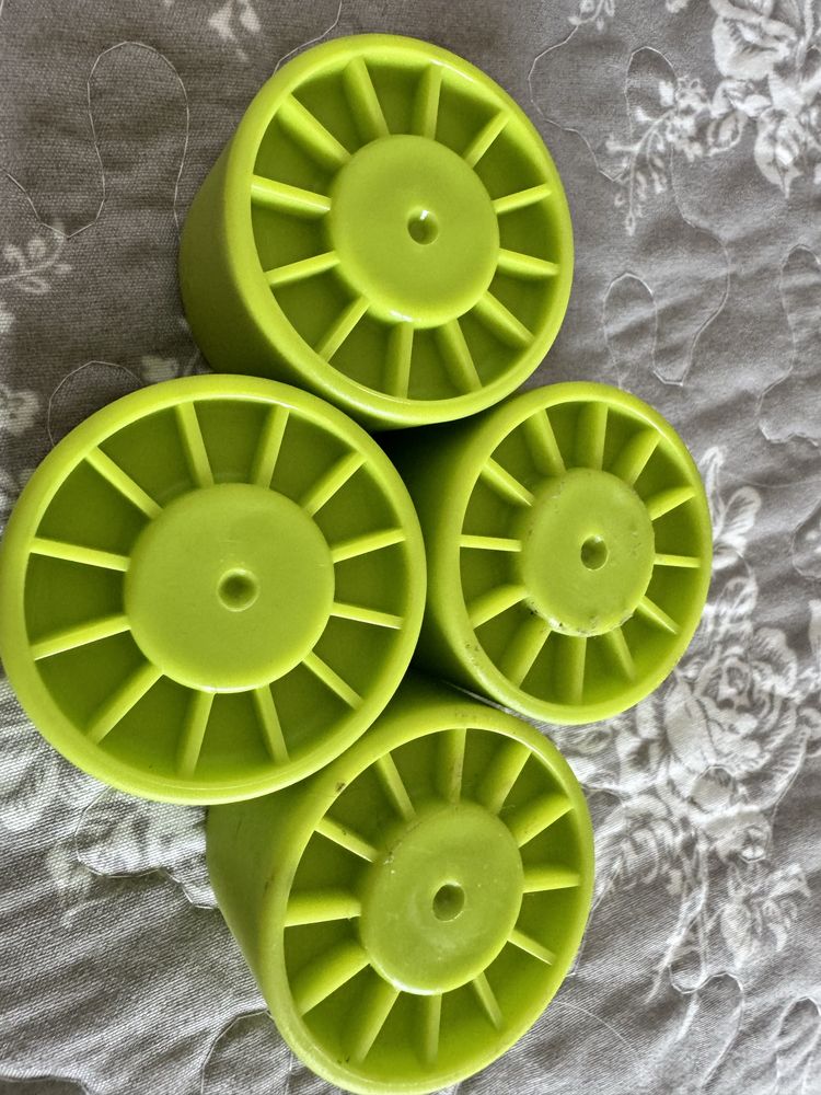 Zielone osłonki na nogi do IKEA Stuva