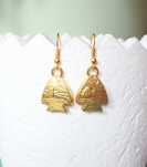 Brincos de metal dourado em forma de peixe