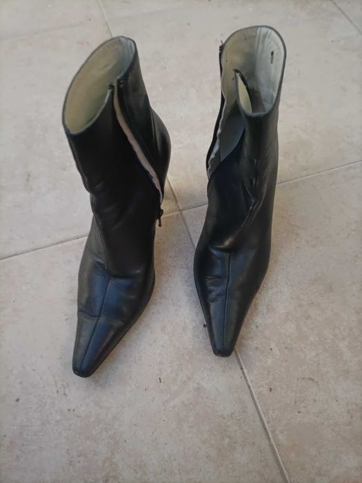 1 par de Botas em pele tamanho 37