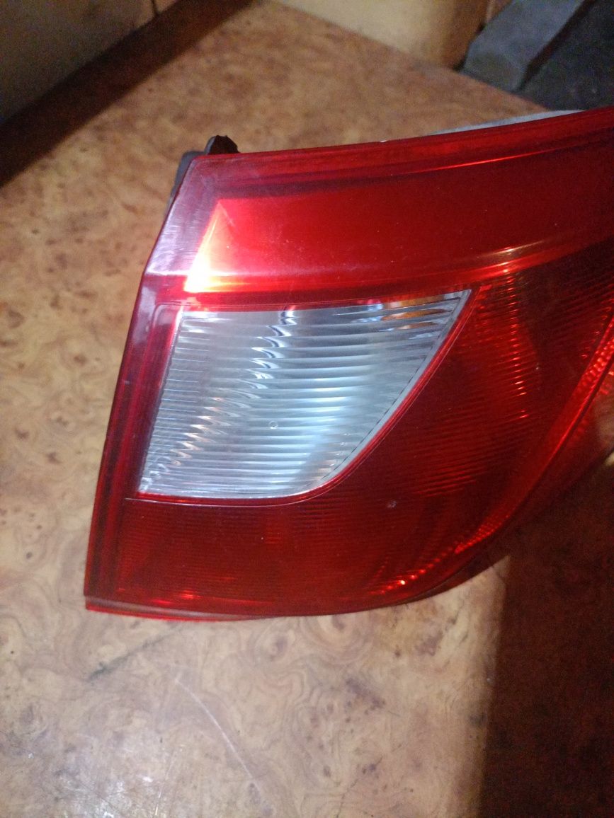 Lampa prawy tył seat Ibiza 4 6j kombi w błotnik