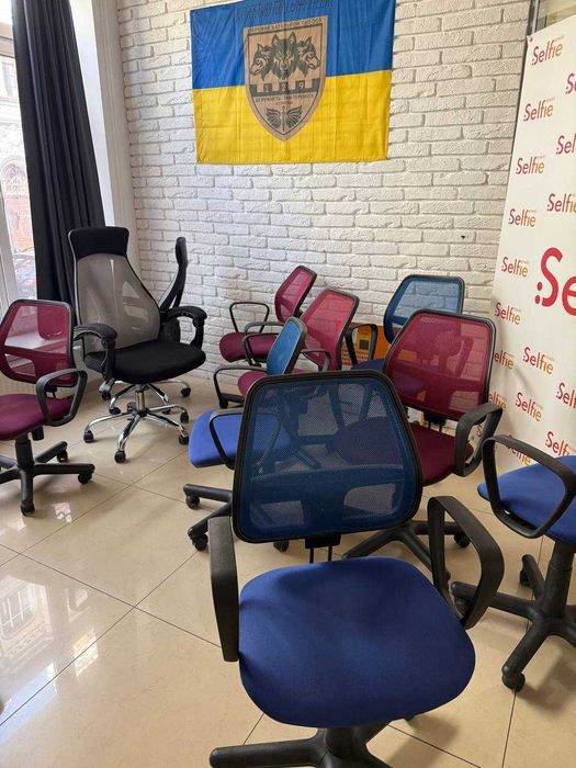 РОЗПРОДАЖ ОФІСУ,стілець, крісла,столи,тумби,комоди,шафи,стелажі,пуфи