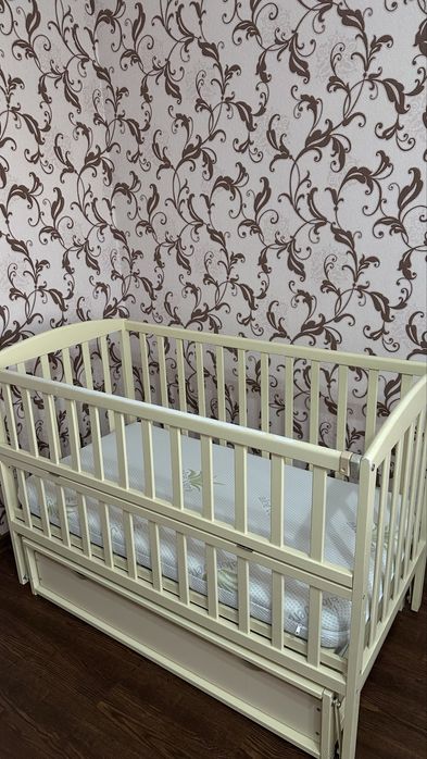 Дитяче ліжечко, з маятнковим механізмом, ліжечко з матрасом