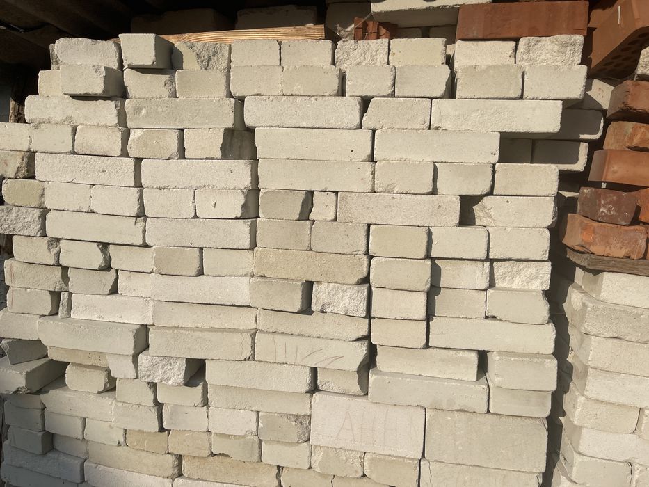 Продам цеглу силікатну та червону залишки