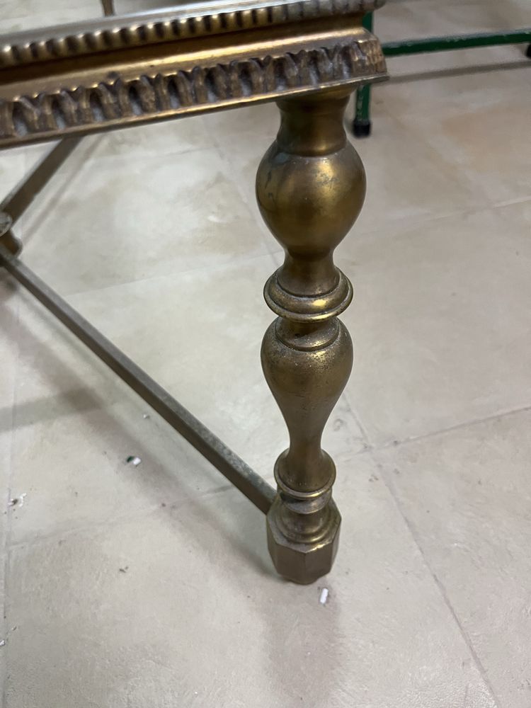Mesa de café com tampo de vidro