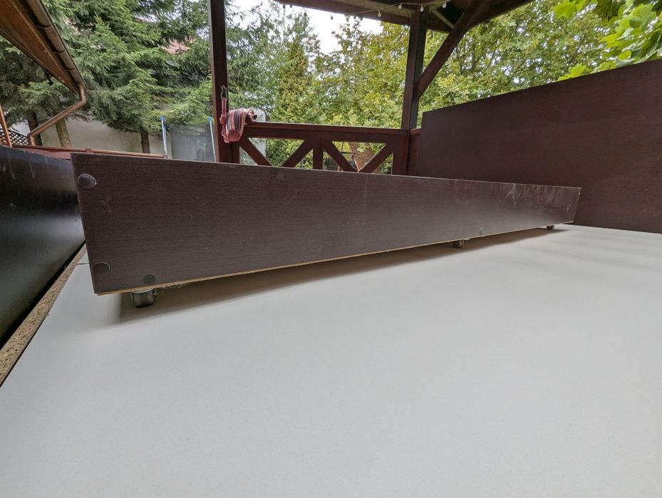 Łóżko 208 x 168 cm, solidne, szuflada na kółkach,  szafka nocna gratis