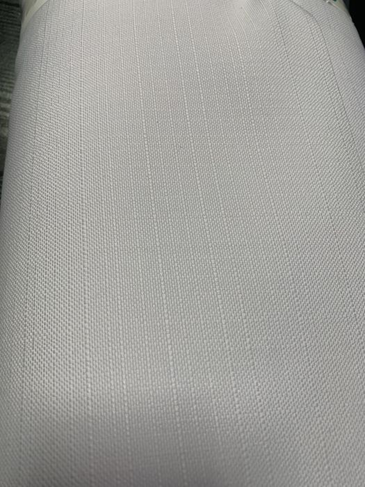 Tkanina obrusowa biała w lekki wzór