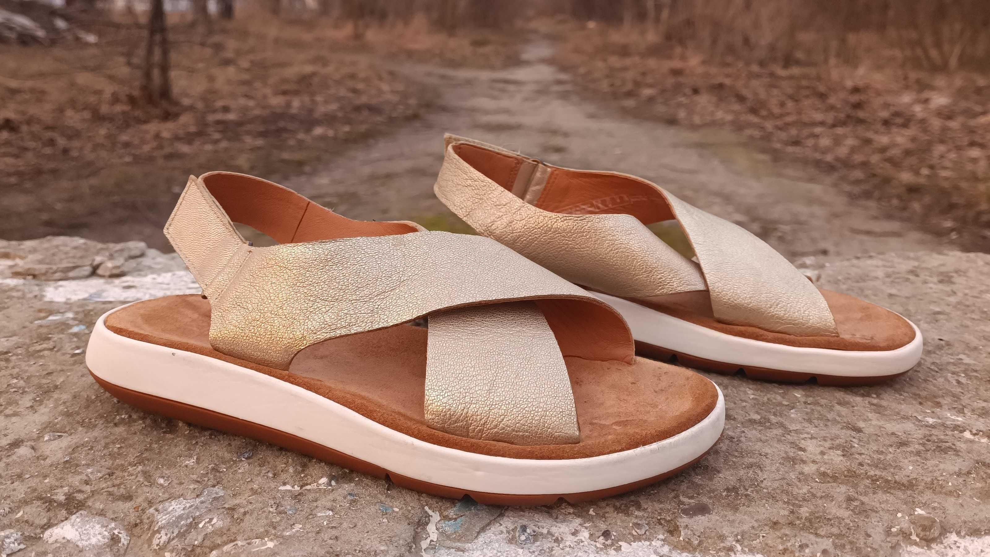 Жіночі шкіряні сандалі, босоніжки Clarks Jemsa Cross