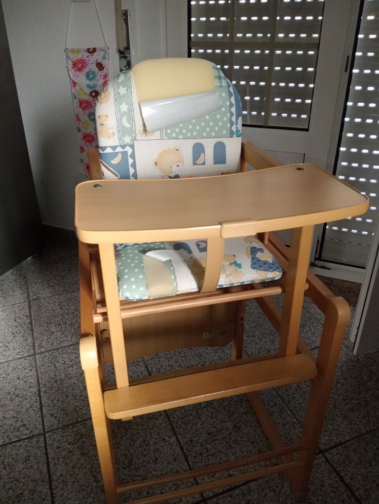 Cadeirinha de refeição em madeira